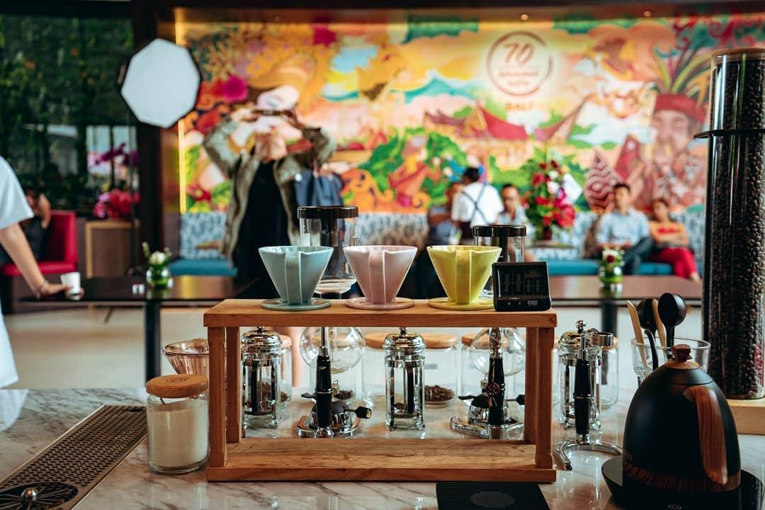 Tour Du Lịch Bali: Biển Jimbaran - Thác Ayung 4 Ngày 3 Đêm 5 The Bali Bible | Cafe 70 Fahrenheit Koffie Jimbaran